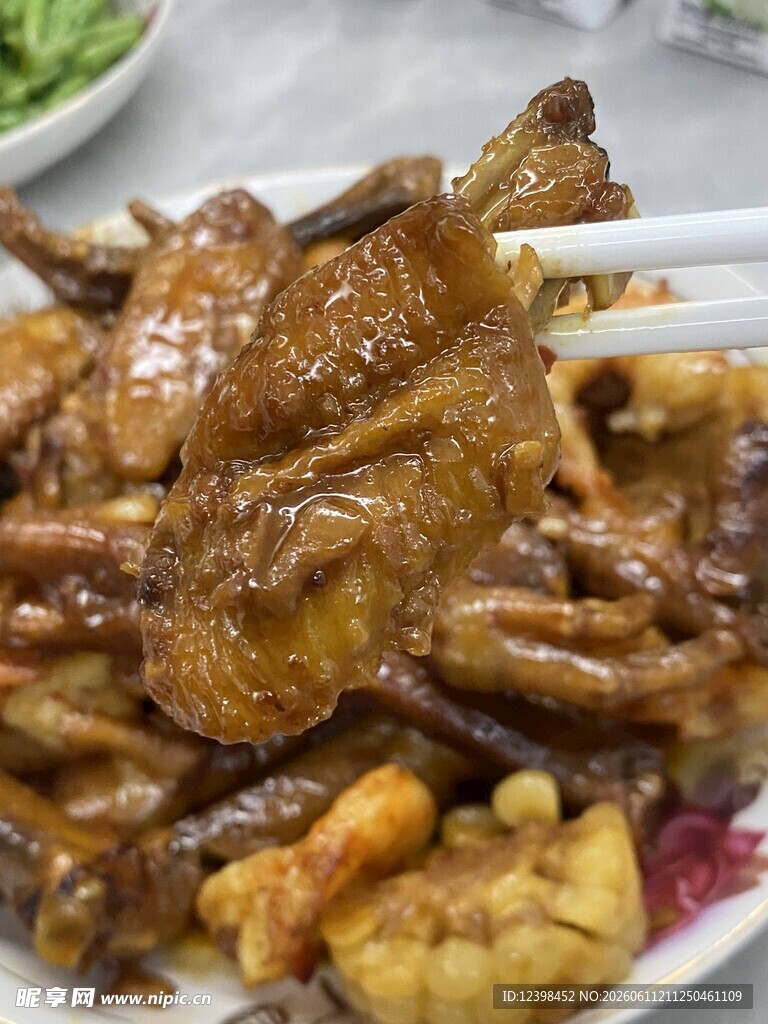 美味酱汁浇淋的多样菜肴