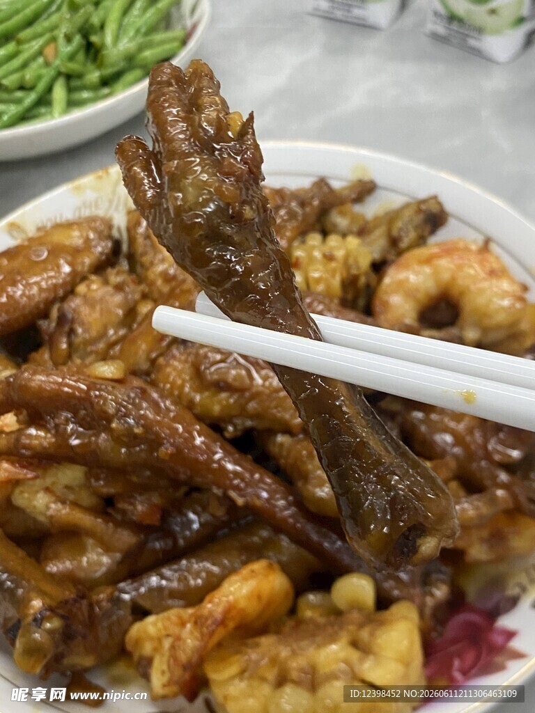 美味炸物拼盘筷子夹着吃