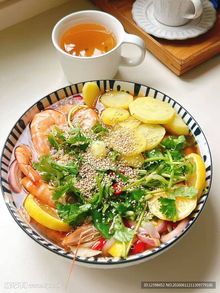 美味海鲜蔬菜盖饭