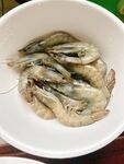 白碗中的新鲜大虾