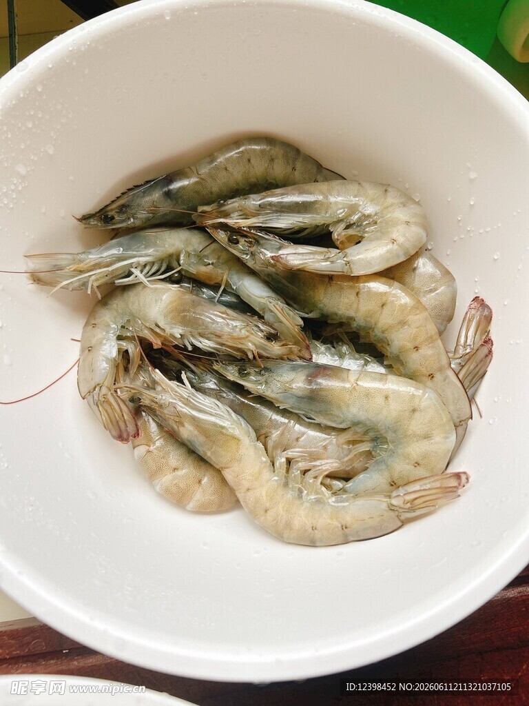 白碗中的新鲜大虾