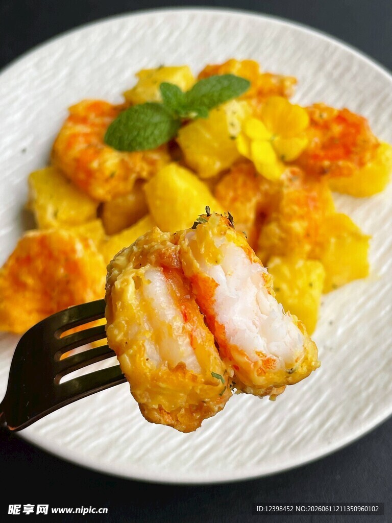 香煎鱼肉配美味蔬菜