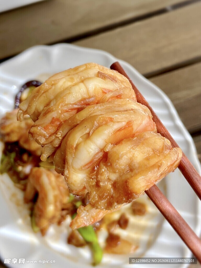 香酥炸物配筷摆于盘中