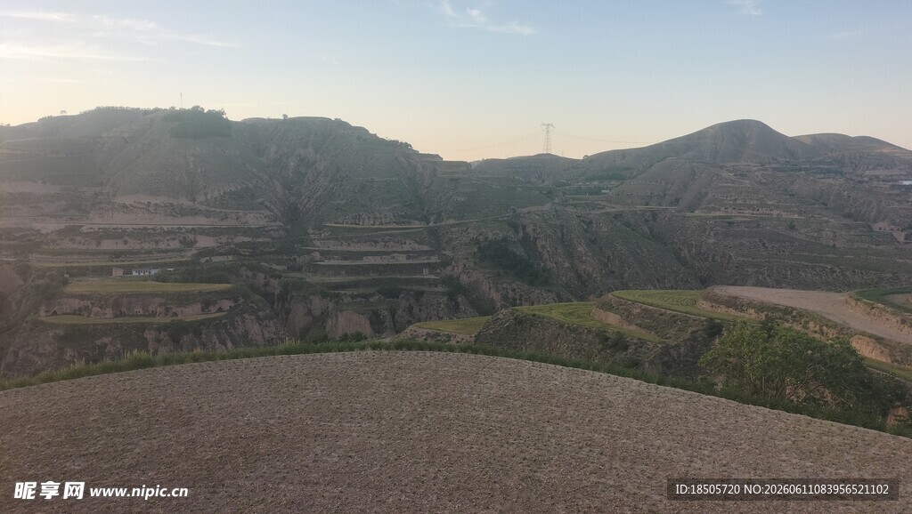 壮丽山景俯瞰图