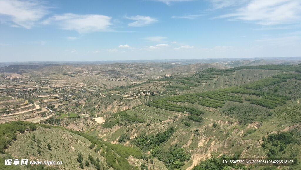俯瞰秀丽山间景色