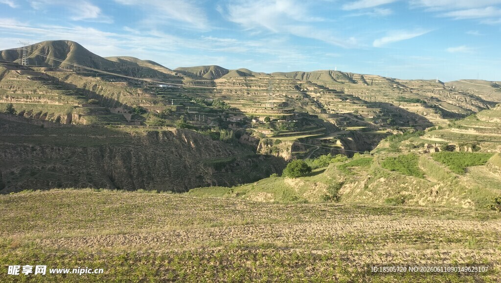 山峦草地自然风光图