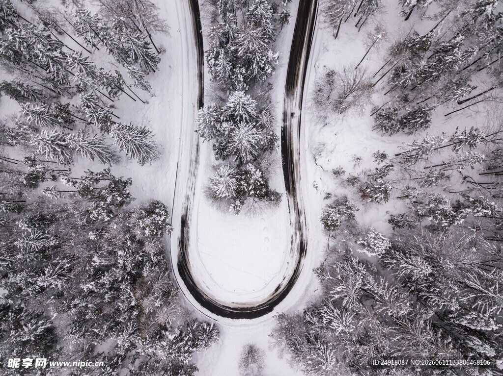 空中俯拍的滑雪道美景