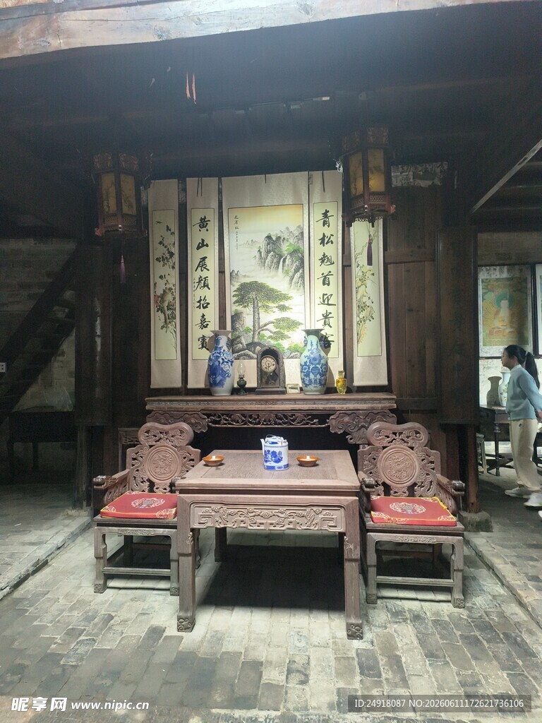 西河古古雅中式厅堂内的桌椅陈设