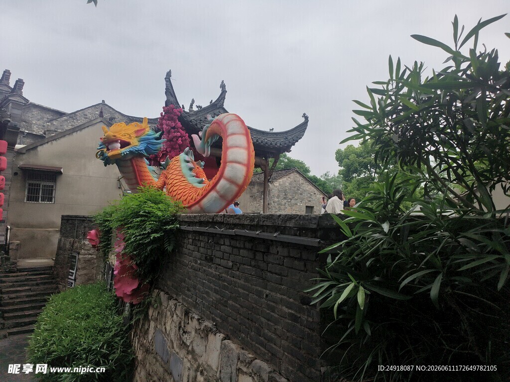 西河古镇古墙边的多彩充气装饰物