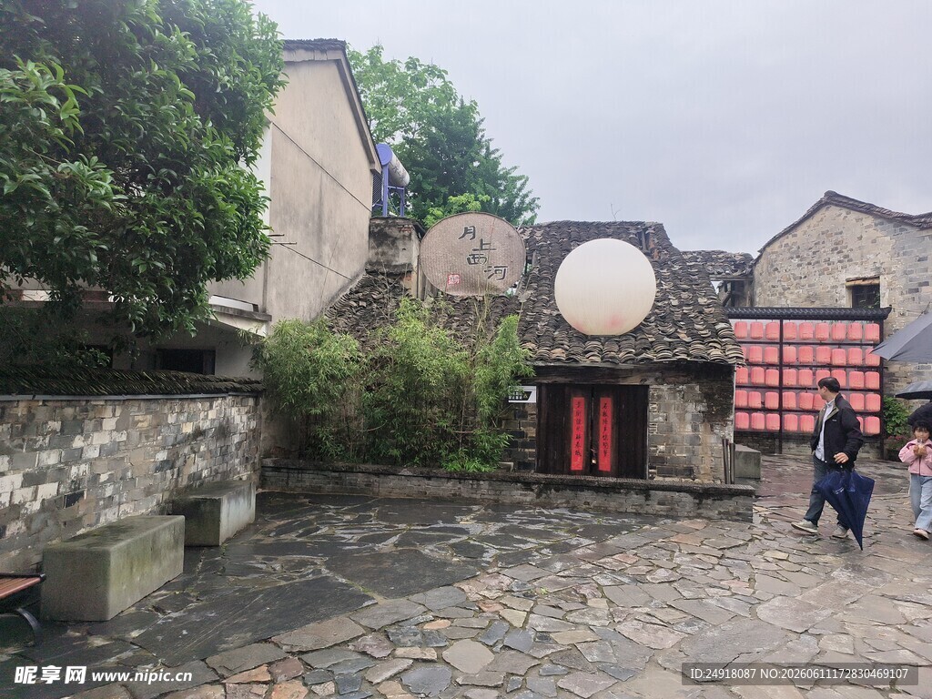 西河古镇古巷庭院中的悠闲场景