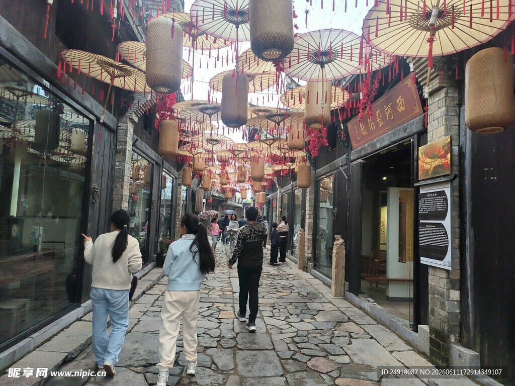 西河古镇繁华街道行人穿梭景象