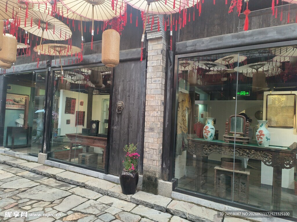 西河古镇古街中式店铺外观