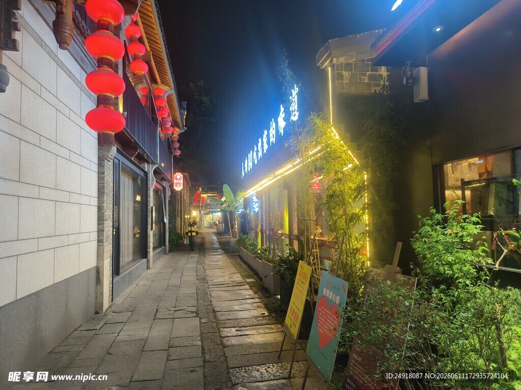 芜湖古城古街夜景灯笼点亮小巷