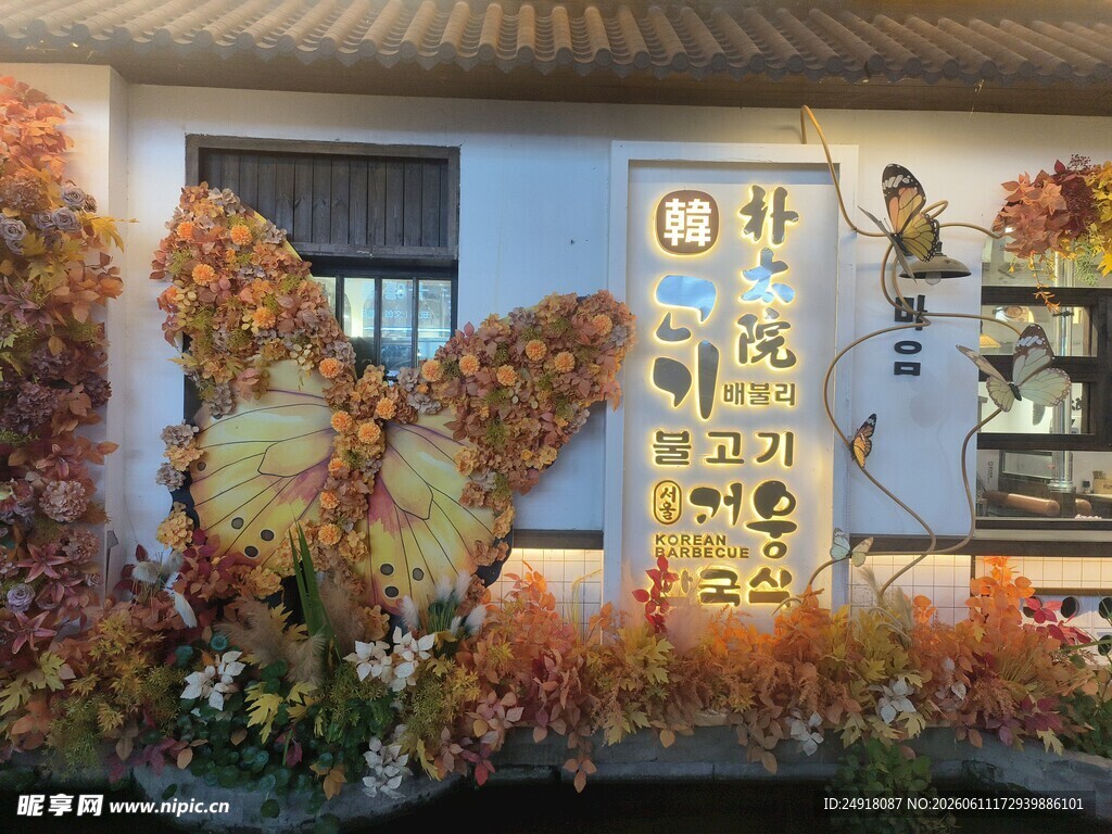 芜湖古城屋檐下的多彩花卉景观