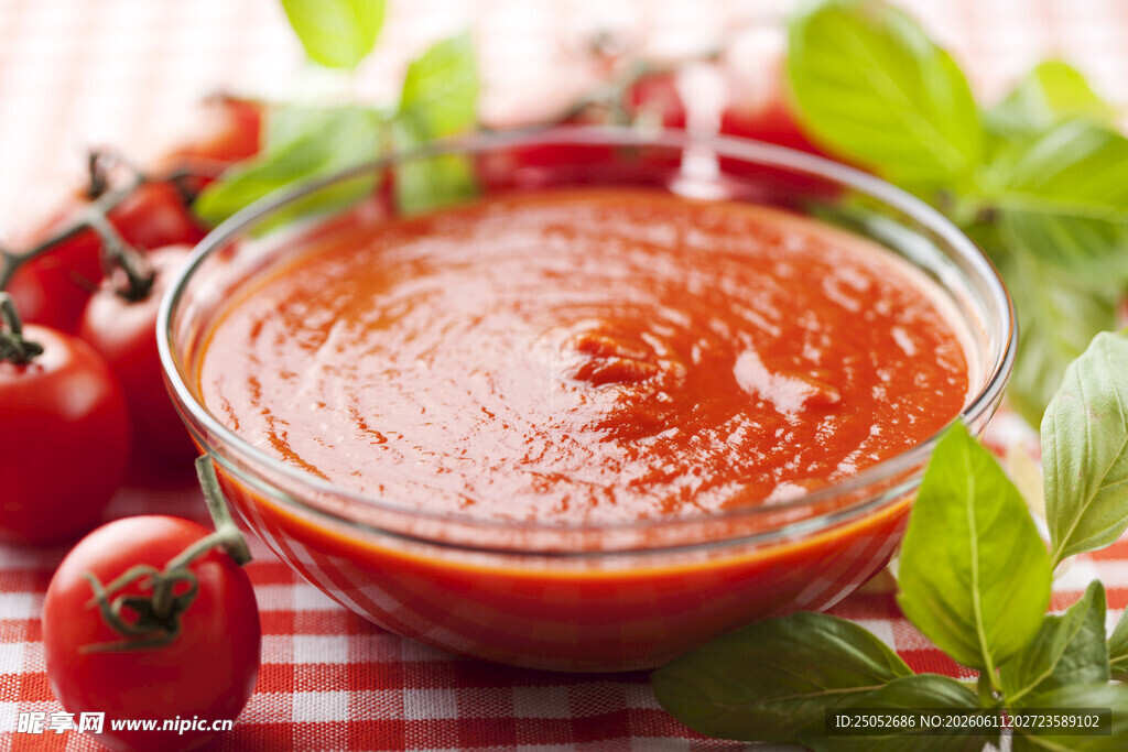 玻璃碗中的美味番茄酱