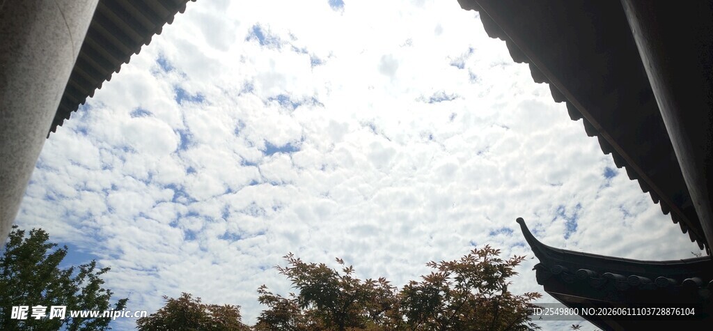 屋檐下望天空