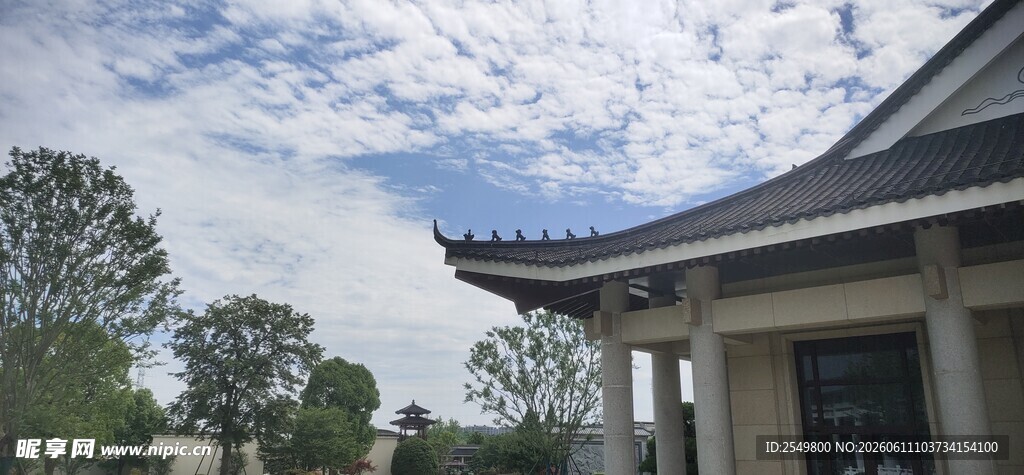 中式古韵建筑 蓝天白云相伴