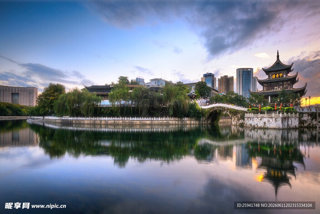 湖畔古建与城市天际线美景