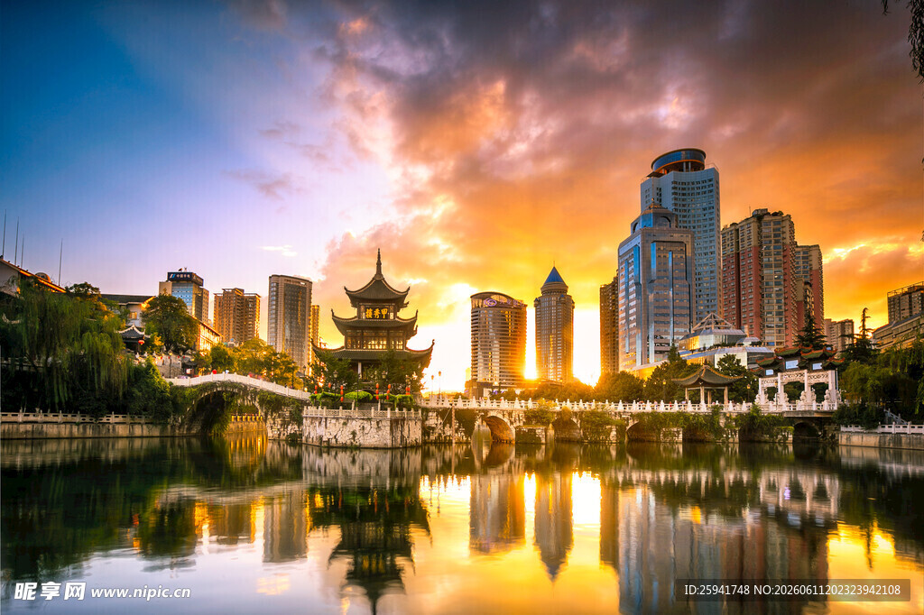 城市湖畔绚丽黄昏美景