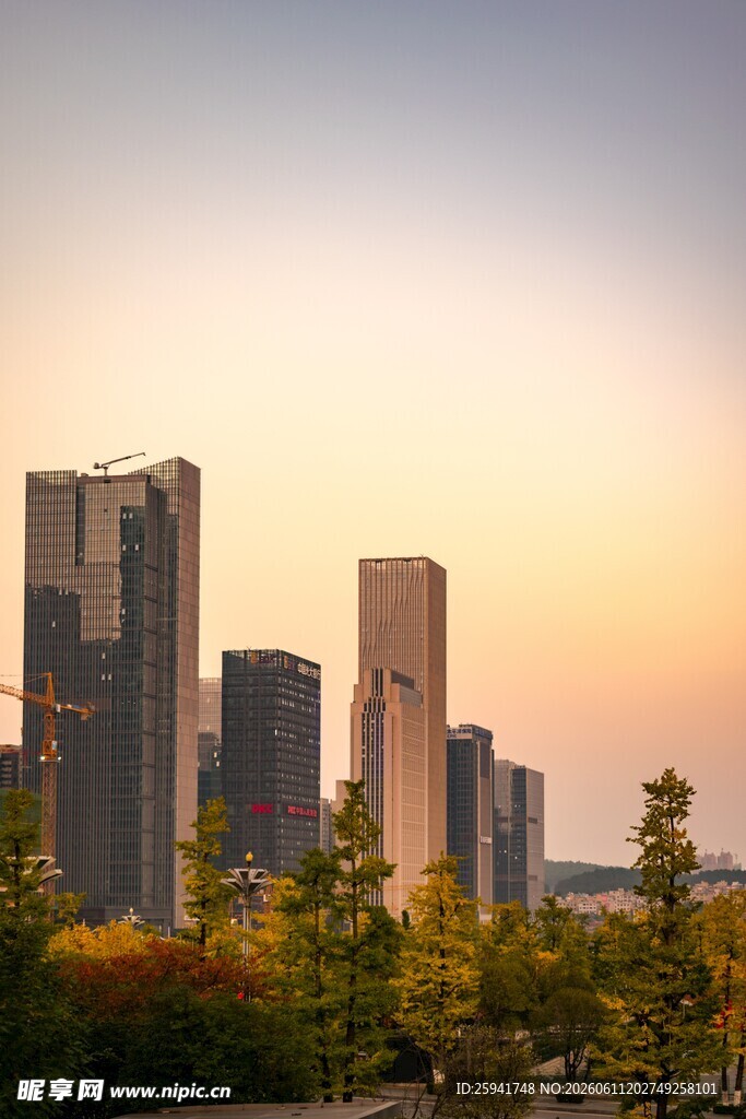 黄昏下的城市现代建筑群