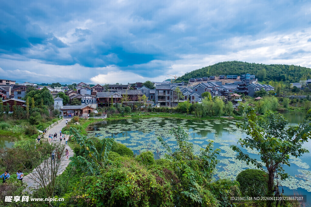湖畔村落美景