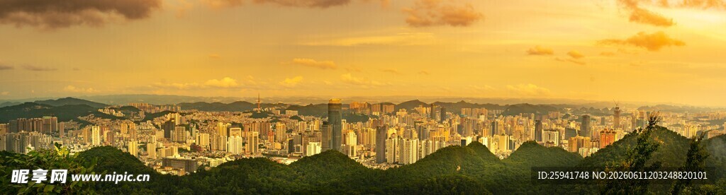 夕阳下的城市天际线
