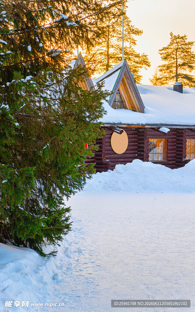 冬日雪中小屋与树木景观