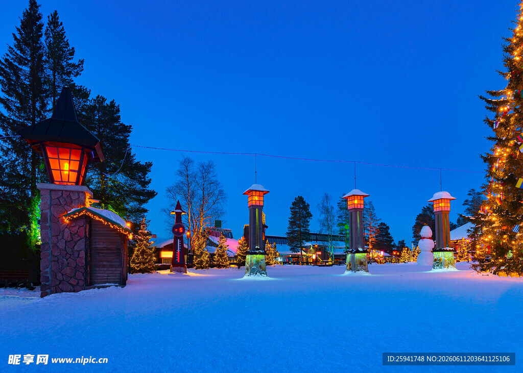 雪夜温馨圣诞装饰场景