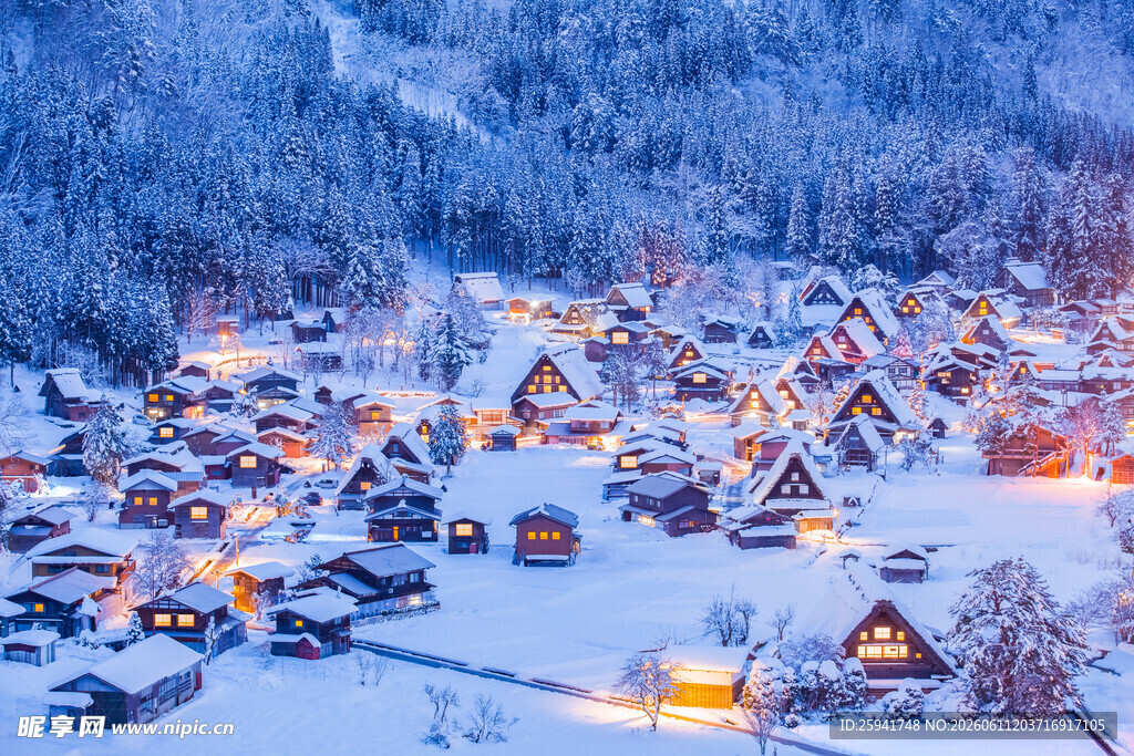 雪夜中的温馨村落
