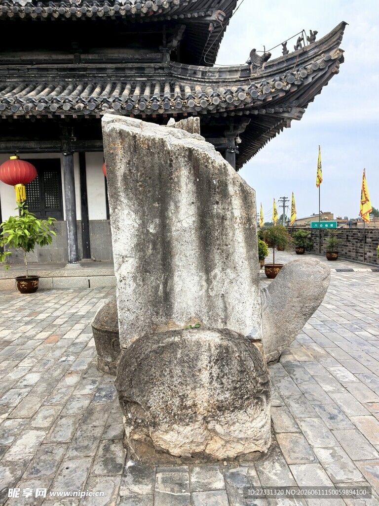 古建旁的奇特石雕