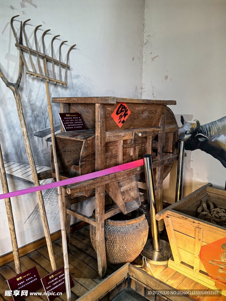 老旧园艺工具摆放一角