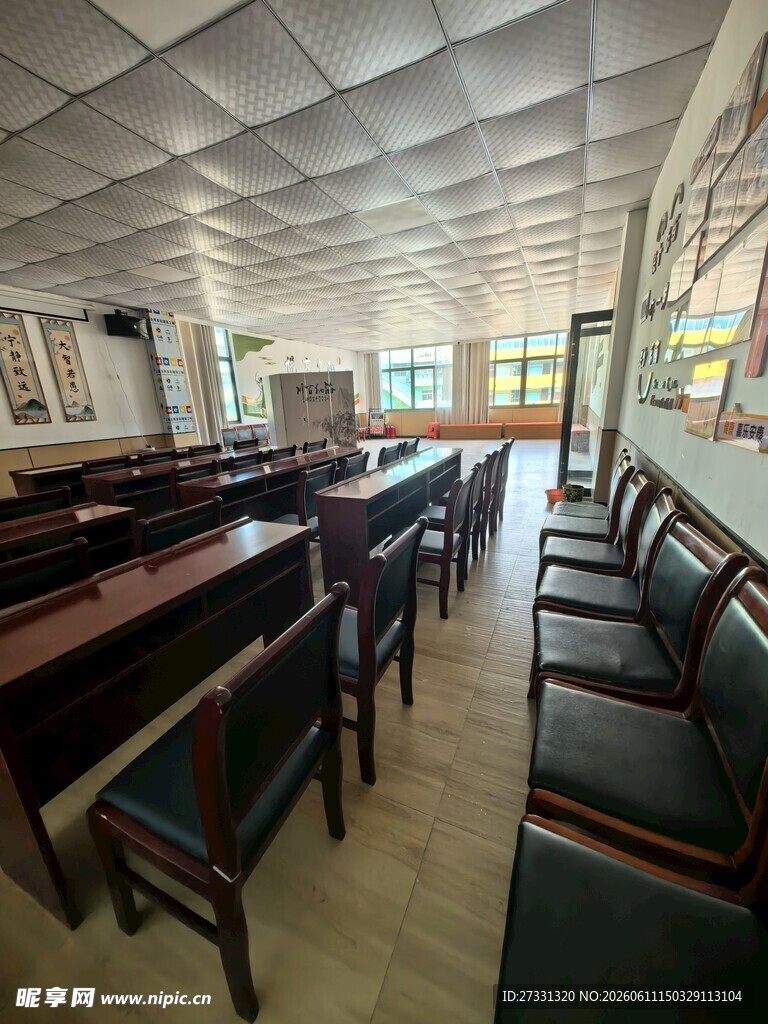 室内整齐排列的座椅场景