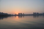 湖畔日落城市美景