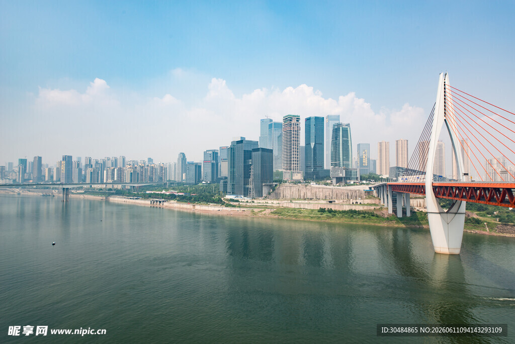 城市江畔桥梁与高楼景观