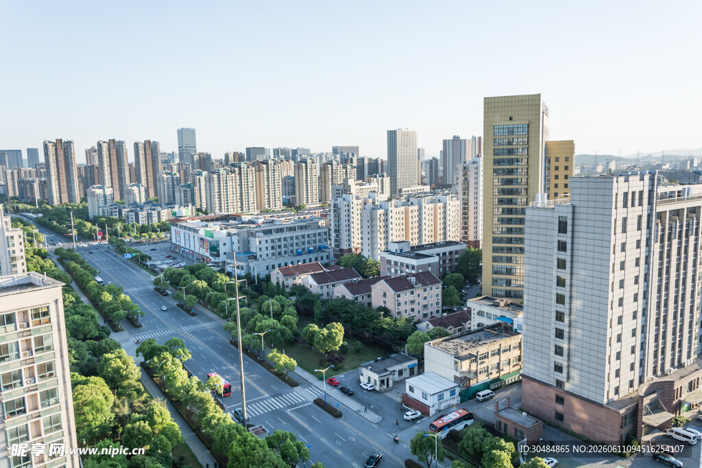 城市高楼与道路景观