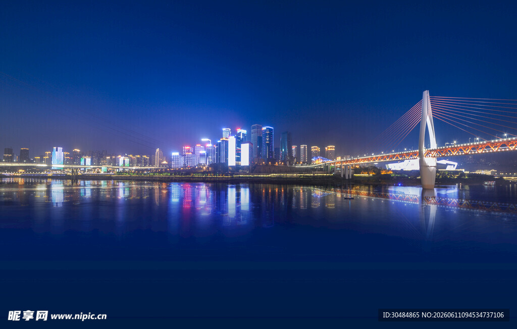 城市夜景中的璀璨桥梁