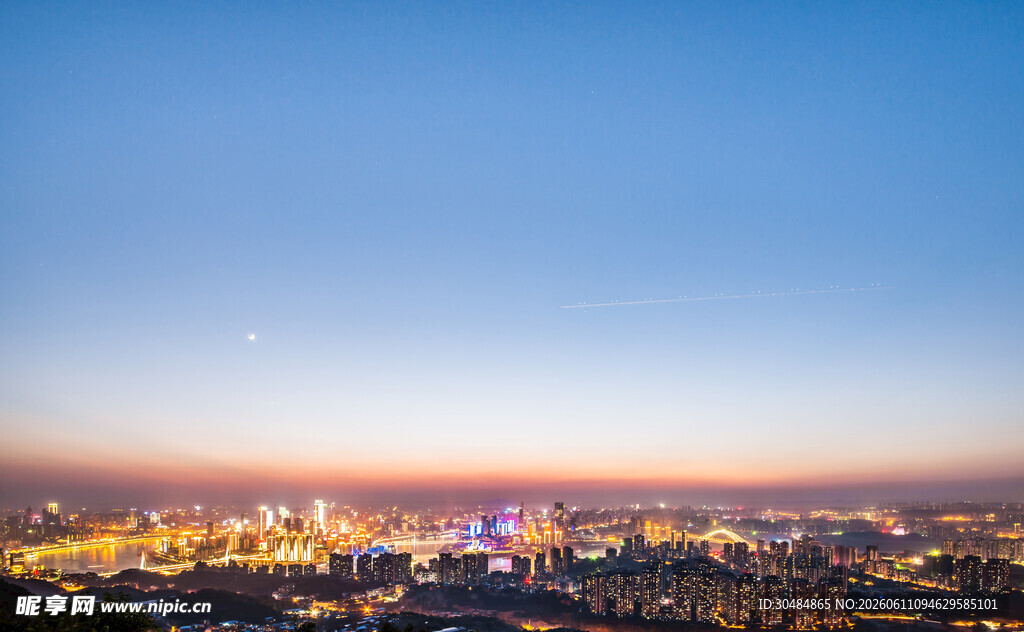 城市璀璨夜景俯瞰图