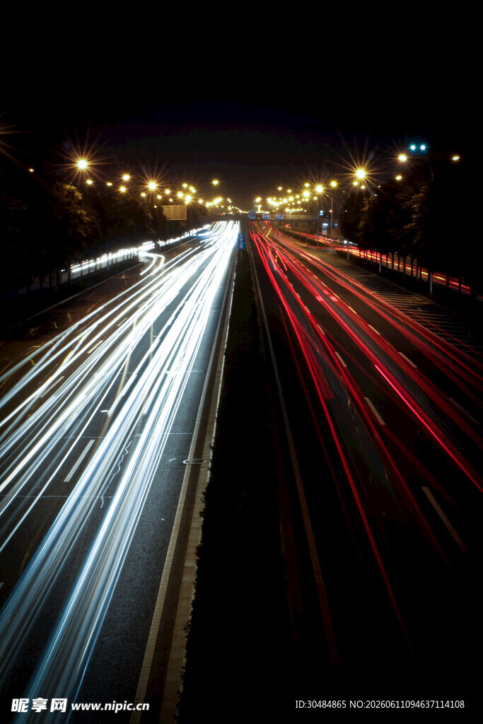 夜晚公路车流光影轨迹