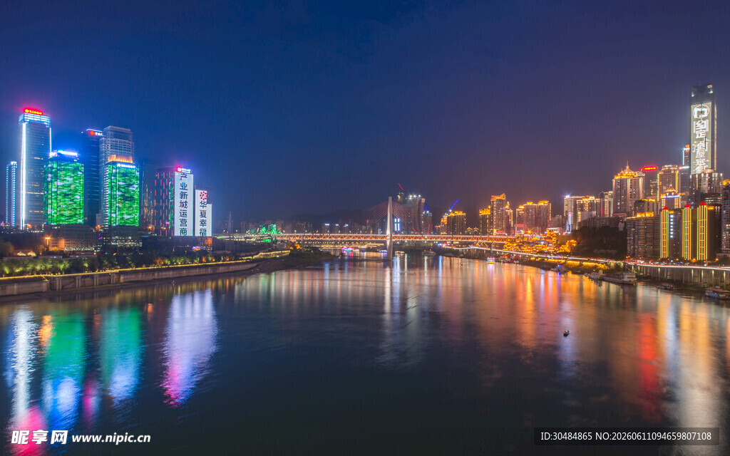 城市璀璨夜景倒映水面