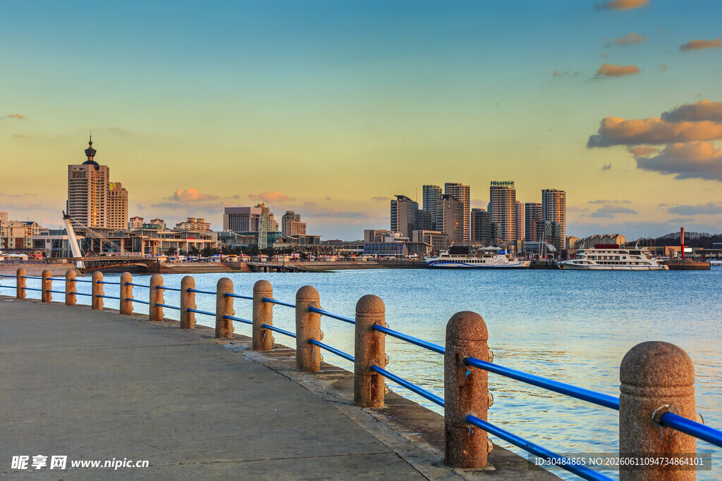 海滨城市黄昏美景
