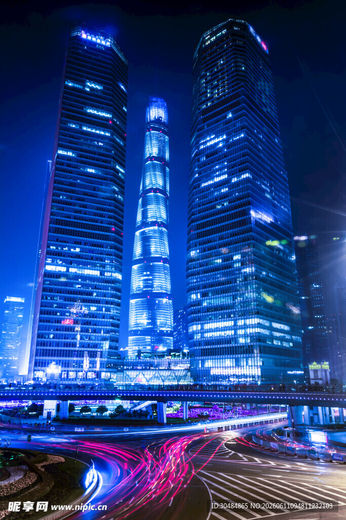 都市夜景中的璀璨高楼