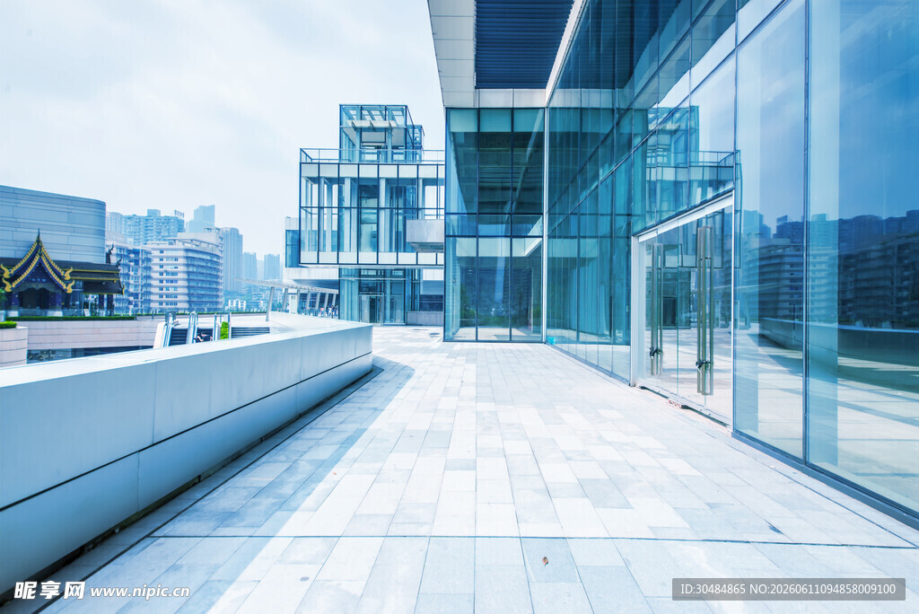 现代玻璃建筑户外宽敞空间