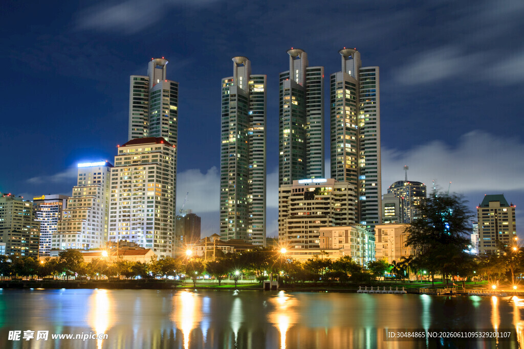 城市璀璨夜景湖畔高楼群