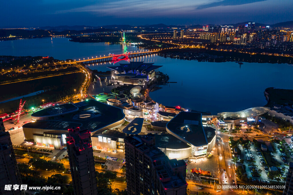 城市璀璨夜景与桥梁风光