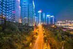城市夜景中的璀璨高楼与道路