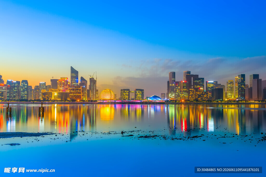 城市湖畔璀璨夜景