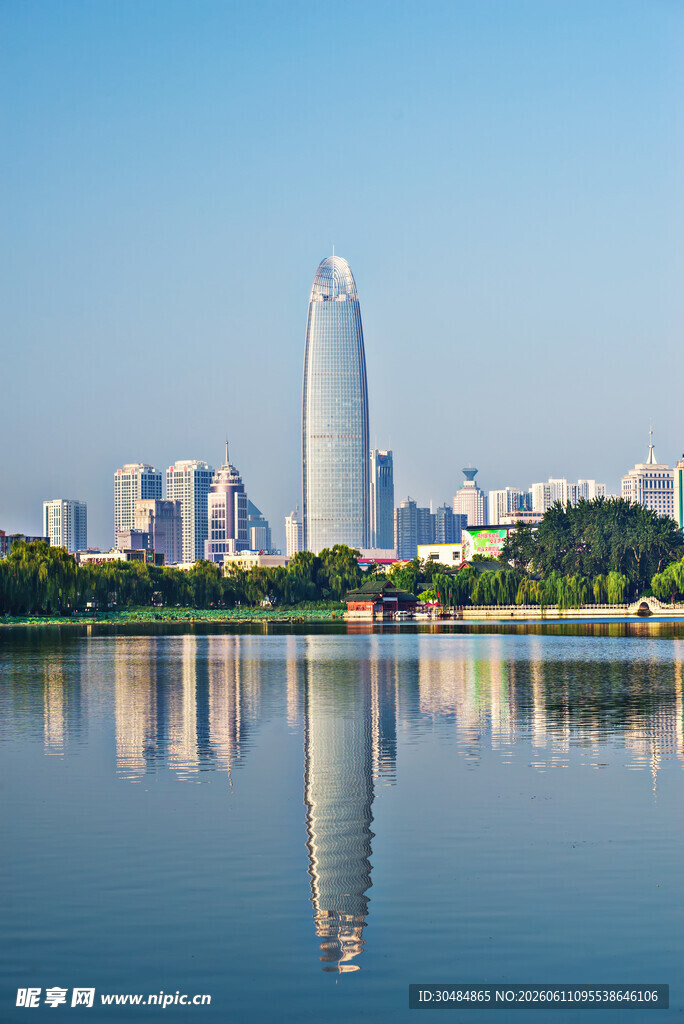 湖畔都市天际线倒影美景