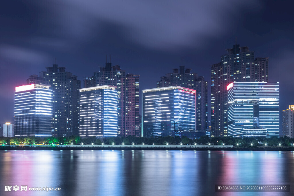 城市夜幕下的璀璨滨水建筑