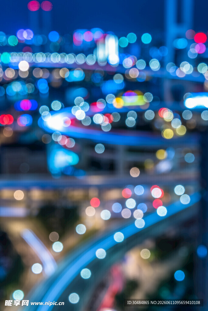 城市夜景中的车流灯光