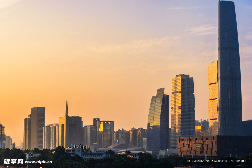 夕阳下的繁华都市天际线
